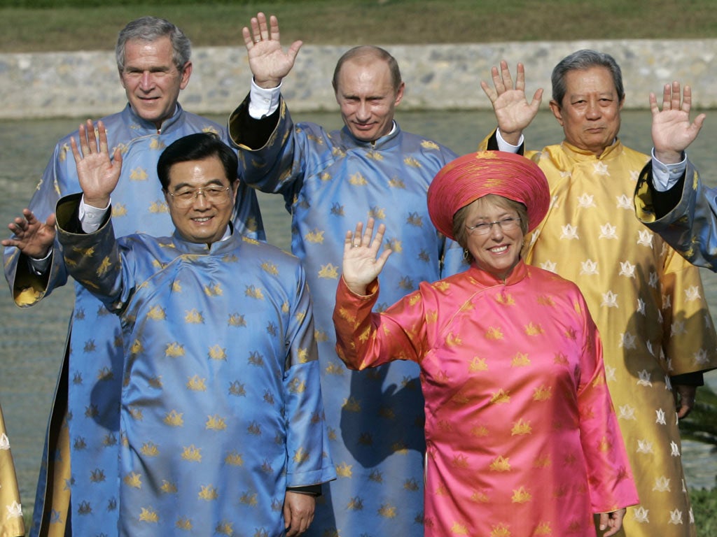 Hanoi, 2006: Hands up if you feel like a berk. There’s something amiss in this picture - beyond the Western
imposters in traditional changshans, that is. It’s the fact
that some of the world’s most powerful personages are
dressed in pastel hues. Look how awkwardly gregarious they
become when in delicate cornflower blue, rather than the
usual sombre palette of black, grey and navy. One rather feels that the Cold War wouldn’t have happened if its protagonists had been decked out in these soothing shades instead.