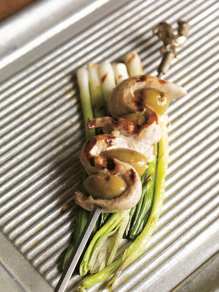 Grilled chicken fillets with olives