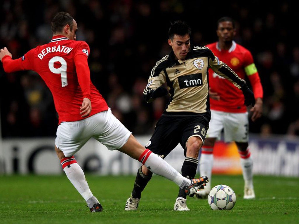 Dimitar Berbatov of Manchester United challenges Nicolas Gaitan of SL Benfica during the UEFA Champions League Group C match