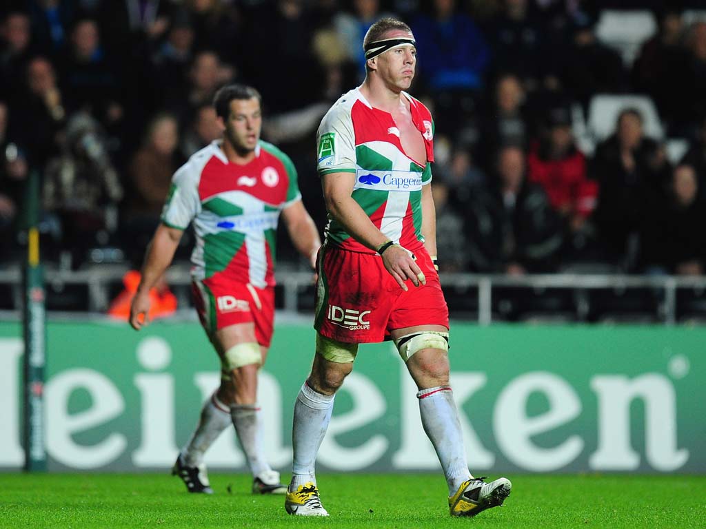 Harinordoquy's father came on to the pitch during the Basque derby