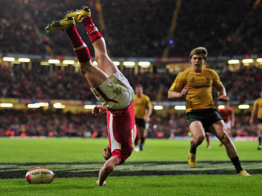 Shane Williams scores