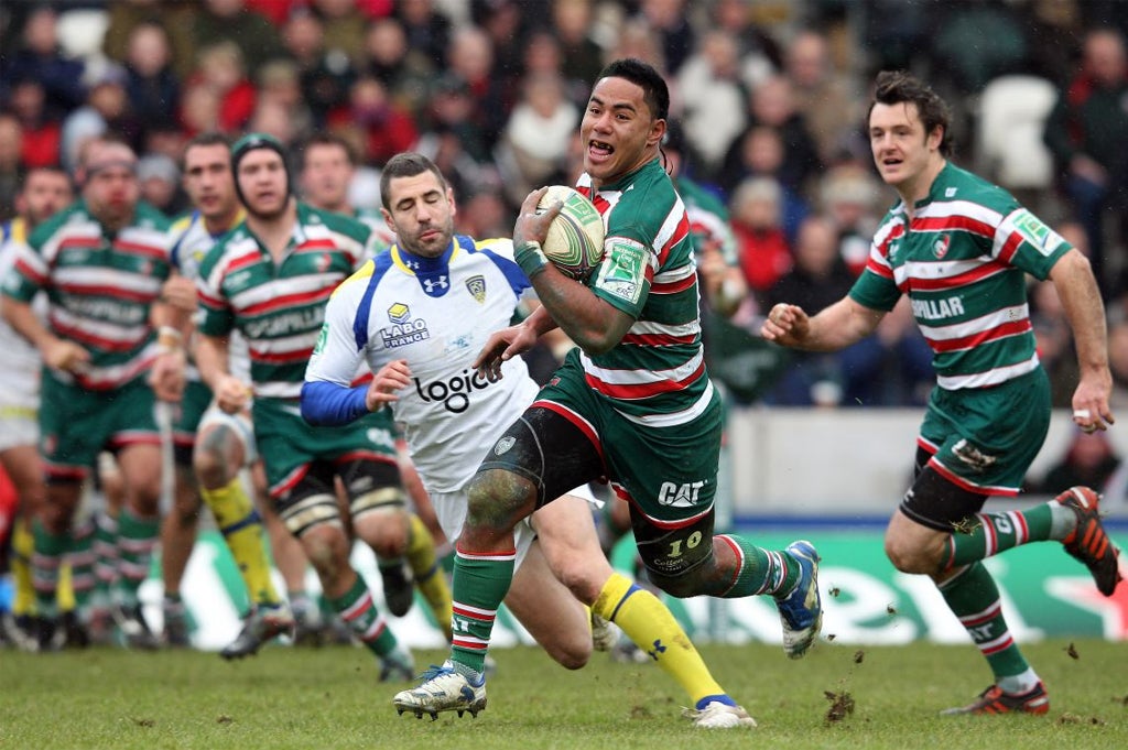 The England centre Manu Tuilagi runs in Leicester's first try against Clermont