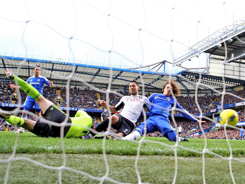 Clint Dempsey scores the equaliser for Fulham despites the attentions of David Luiz and Petr Cech