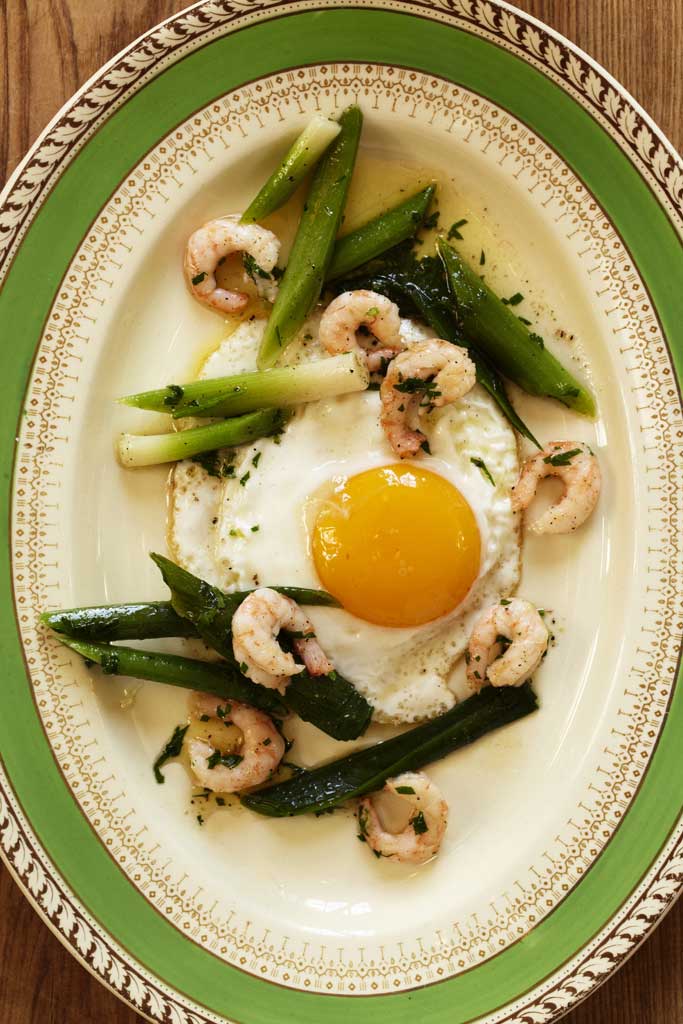 Fried egg with leeks and prawns