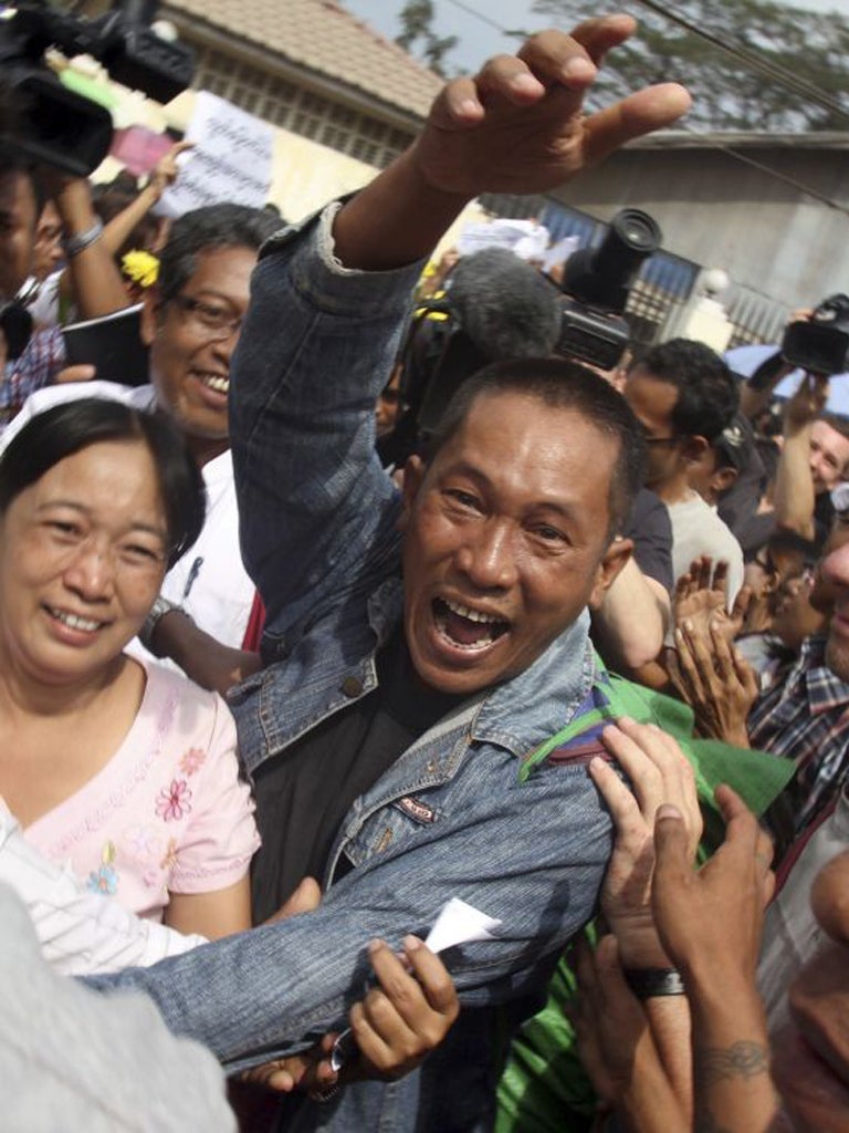 A political prisoner waves as he is being freed
