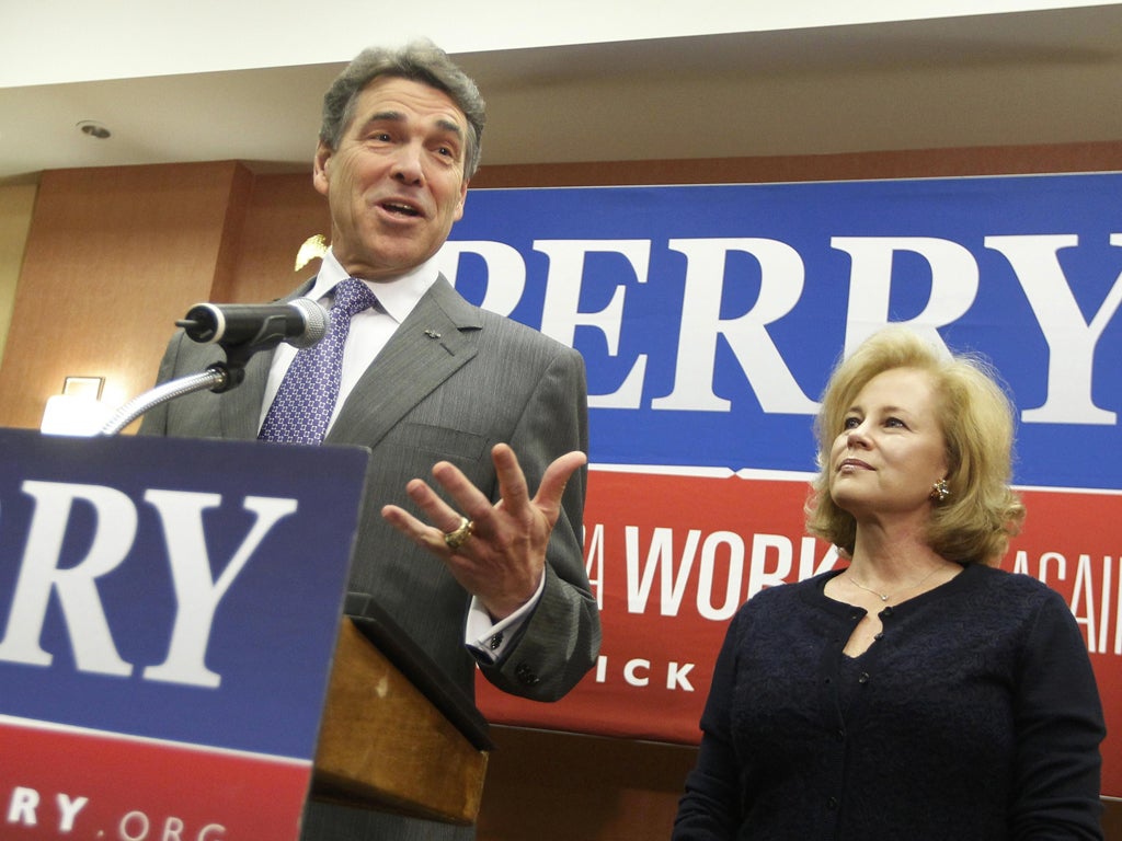 Texas Governor Rick Perry stands with his wife Anita as he announces he is dropping his run for the Republican US presidential nomination