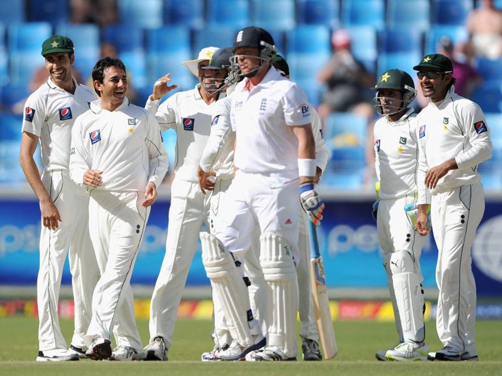 Saeed Ajmal (second left) celebrates after dismissing Ian Bell