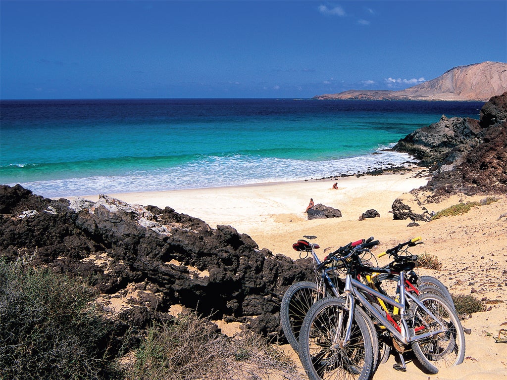 Police have arrested a man being hunted in connection with an alleged abduction of a three-year-old girl in the Canary Islands