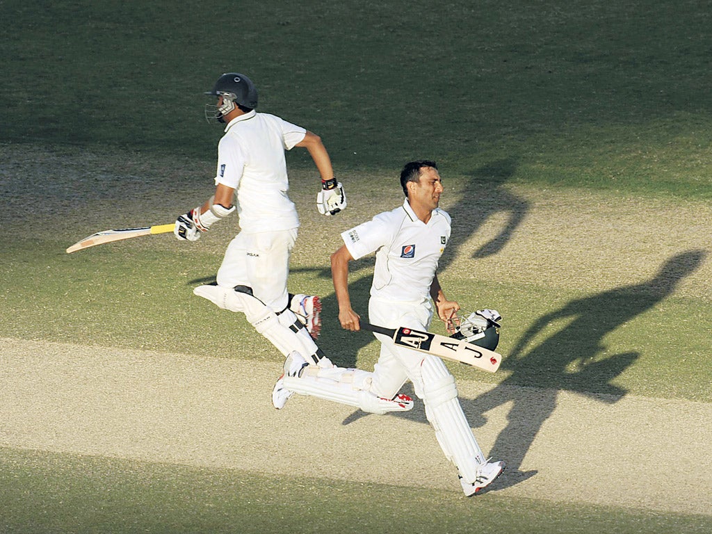 Azhar Ali (left) and Younis Khan on their way to an
unbeaten 194-run partnership