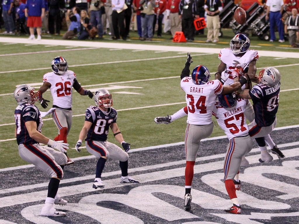 New York Giants defenders knock down the football from Hernandez #81