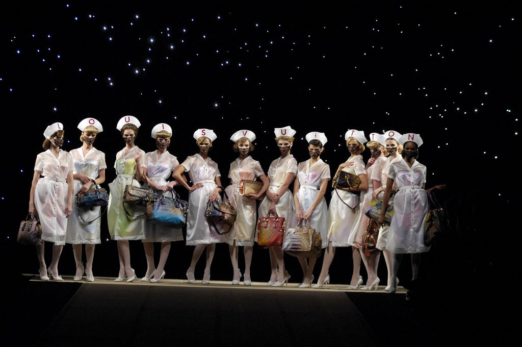 'The supers' line up on the catwalk for Louis Vuitton s/s 2008