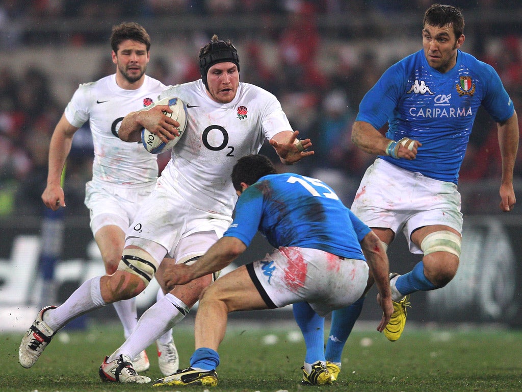 Italy full-back Andrea Masi attempts to stop England’s Ben
Morgan in snowy Rome