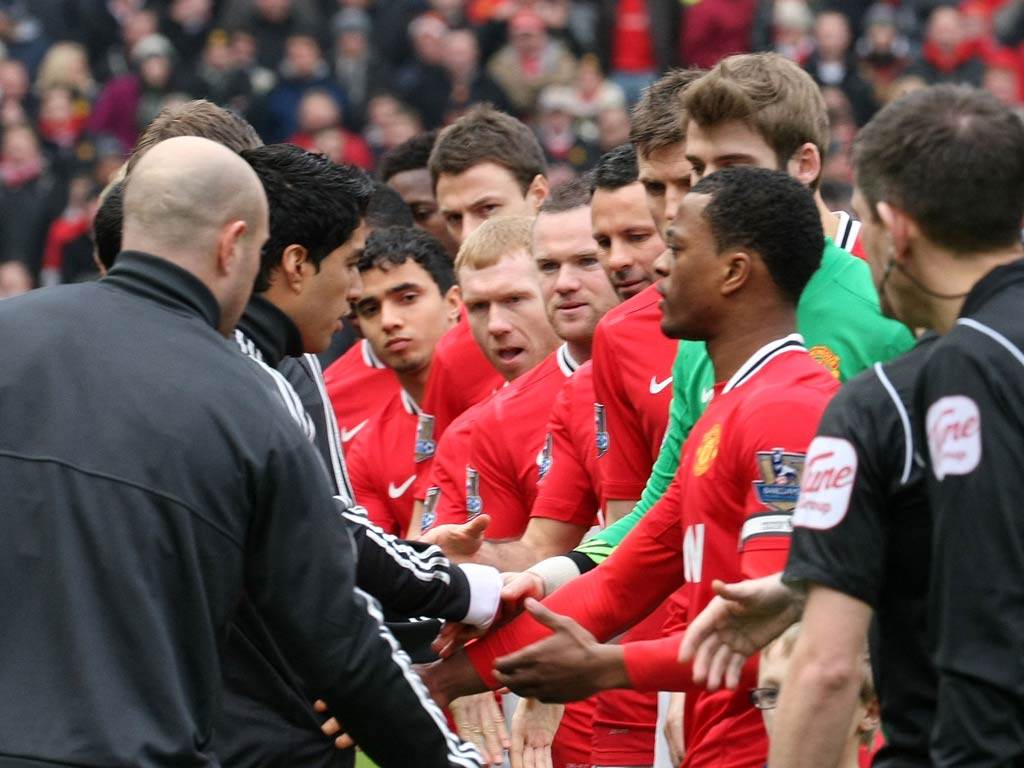 Suarez refuses the hand of Evra