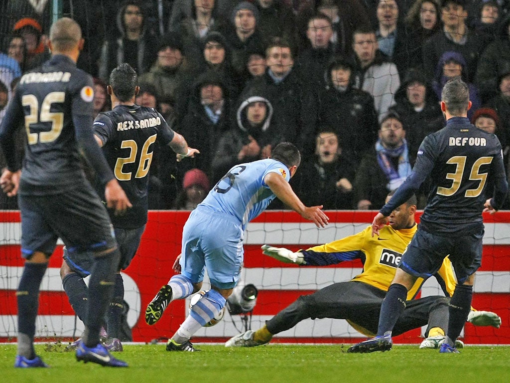 Manchester City's David Pizarro beats Porto goalkeeper Helton