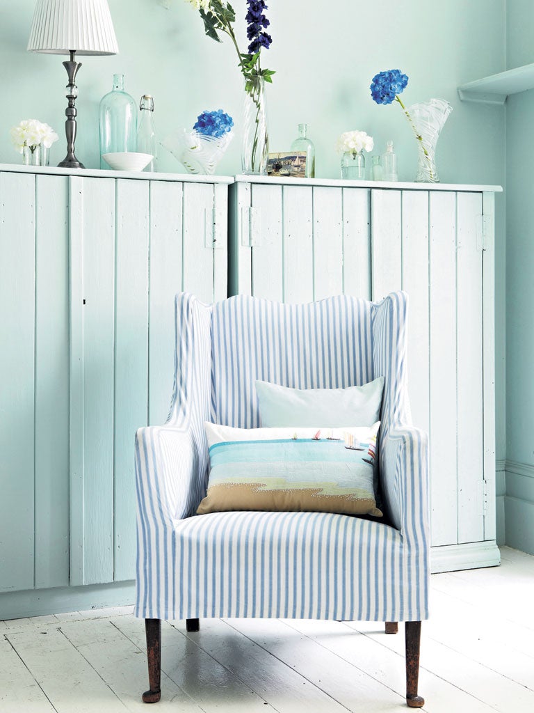 Dunelm Mill coastal living: £19.99, dunelm-mill.com, pale blues and stained wood help to give this space a coastal
feel. A Dunelm Mill Cool Lagoon cushion finishes off the scheme