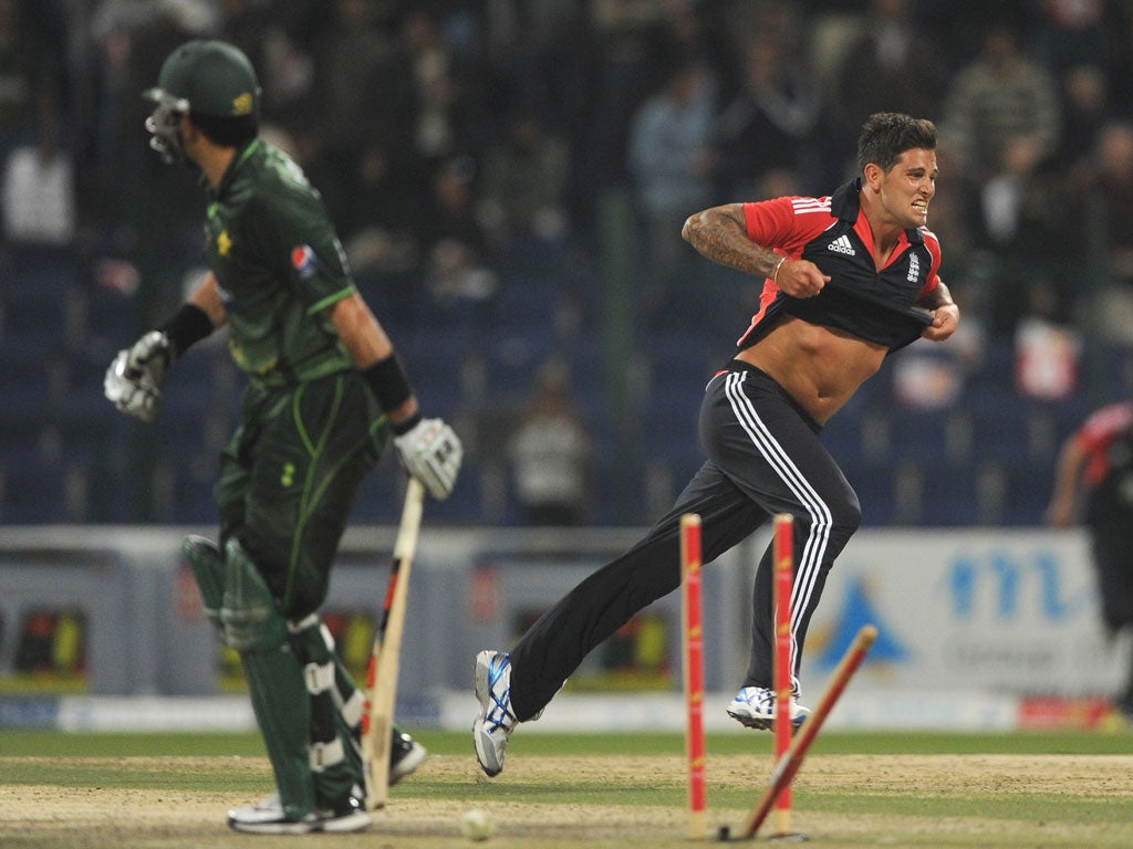 Dernbach takes final wicket as England seal Twenty20 series
win over Pakistan