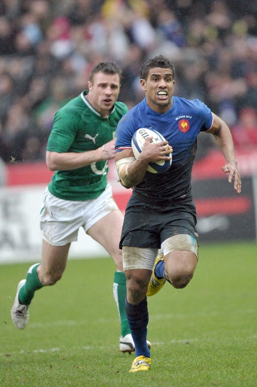 France's winger Wesley Fofana (R)