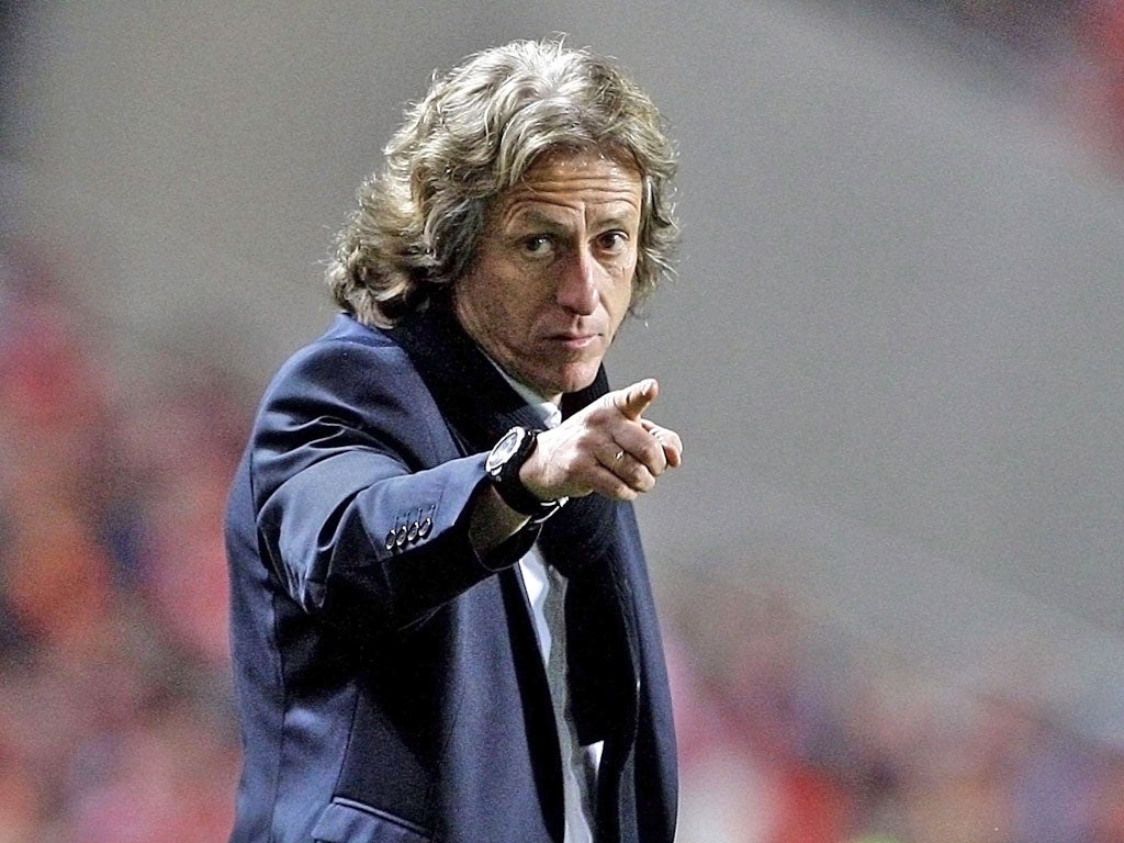 Jorge Jesus, the Benfica coach, makes a point to his players