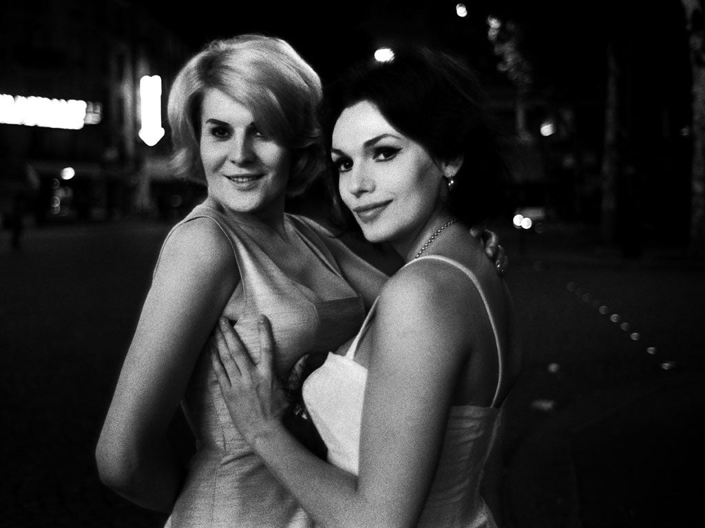 Gina & Nana, Place Blanche 1963