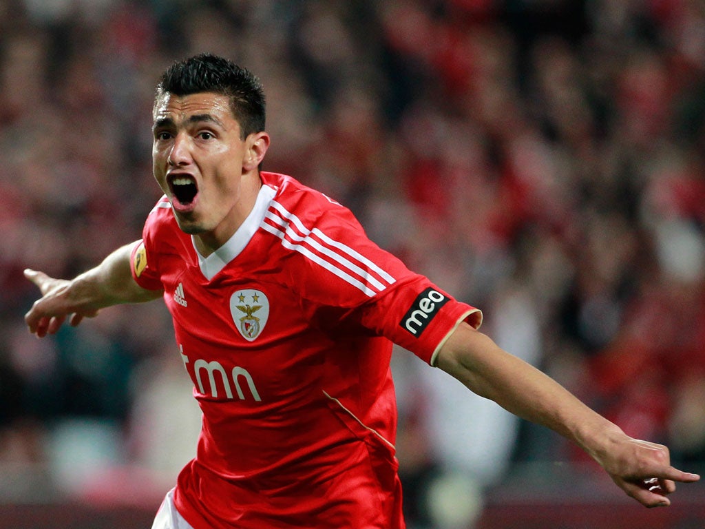 Benfica's Oscar Cardozo