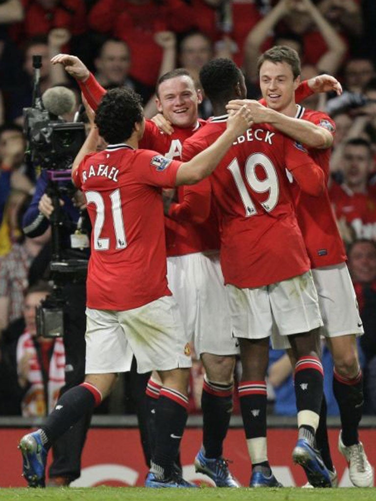Wayne Rooney celebrates with teammates after scoring goal against Fulham
