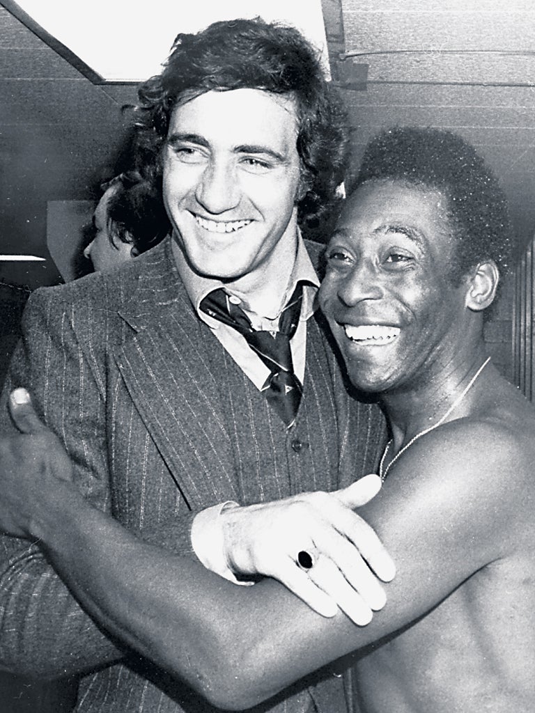 Chinaglia with Pele in the New York Cosmos changing room, in 1976