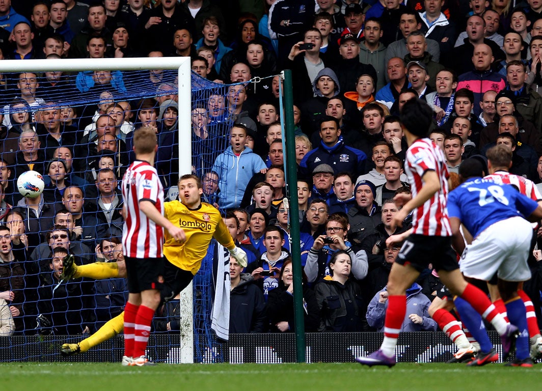 Everton 4-0 Sunderland Victor Anichebe scores the fourth of Everton’s second half goals as they warmed up for their FA Cup semi-final in convincing style. Everton’s other goals were scored by Magaye Gueye, Steven Pienaar and Leon Osman as the