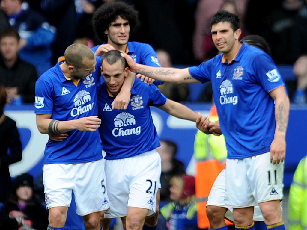 Leon Osman (second left) celebrates after scoring against Sunderland