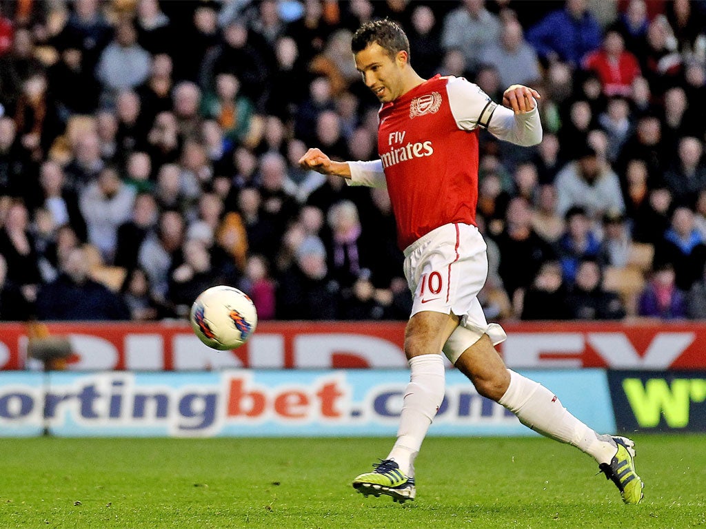 Arsenal's Robin van Persie scores a penalty with an impudent chip