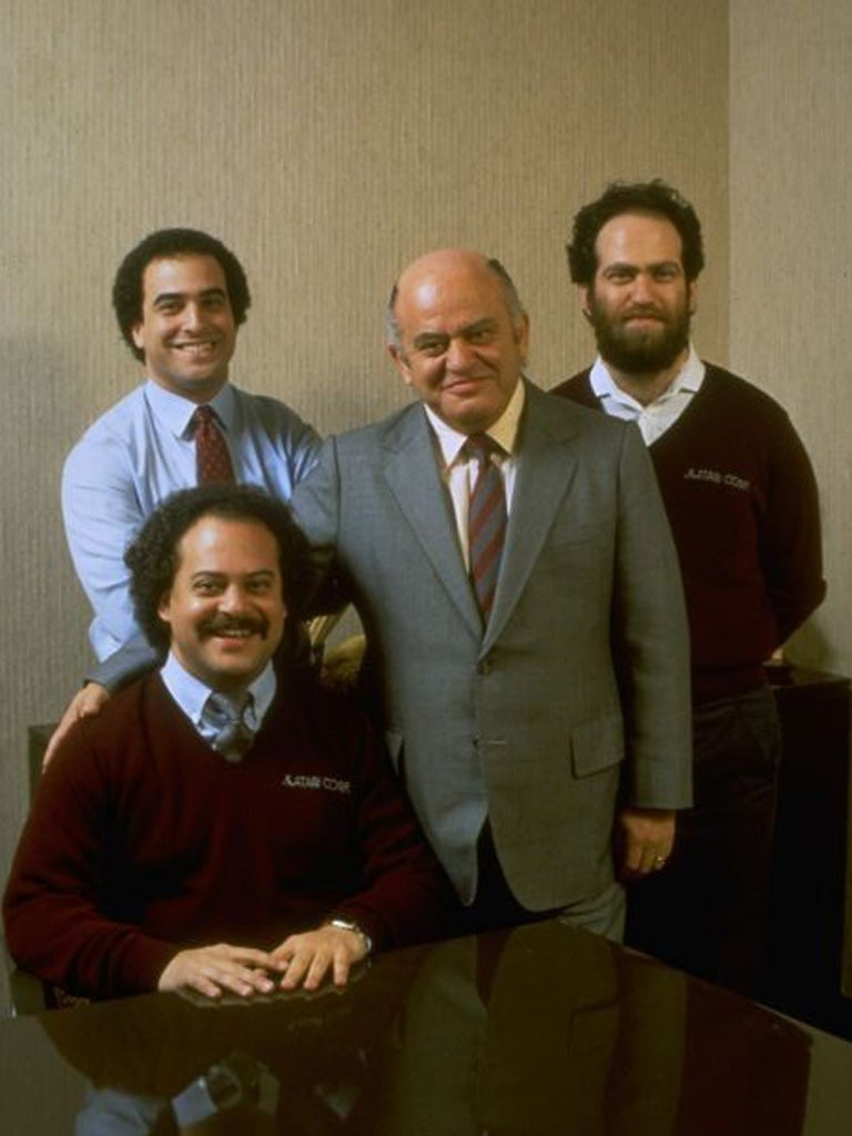 Tramiel (centre) in 1985