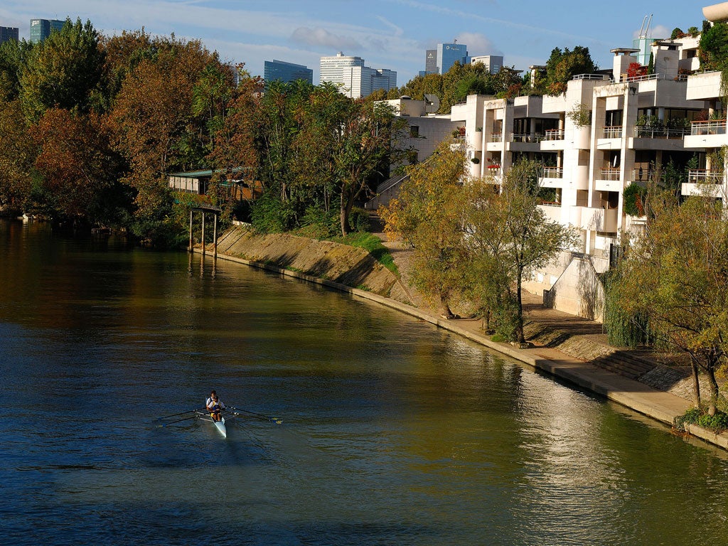 Ile de la Jatte between Neuilly-sur -Seine and Levallois cities