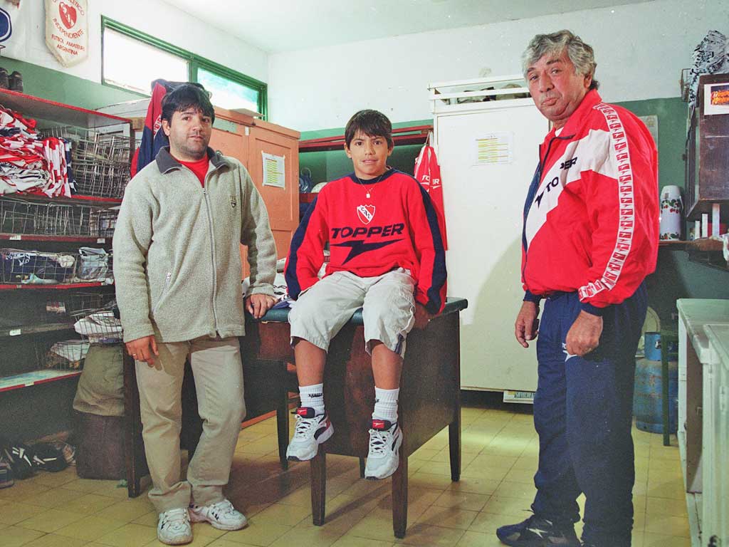 A nine-year-old Sergio Aguero in the physio room at the Argentinian club Independiente flanked by his
father Leonel (left) and the juniors coach Pascual
Rambert