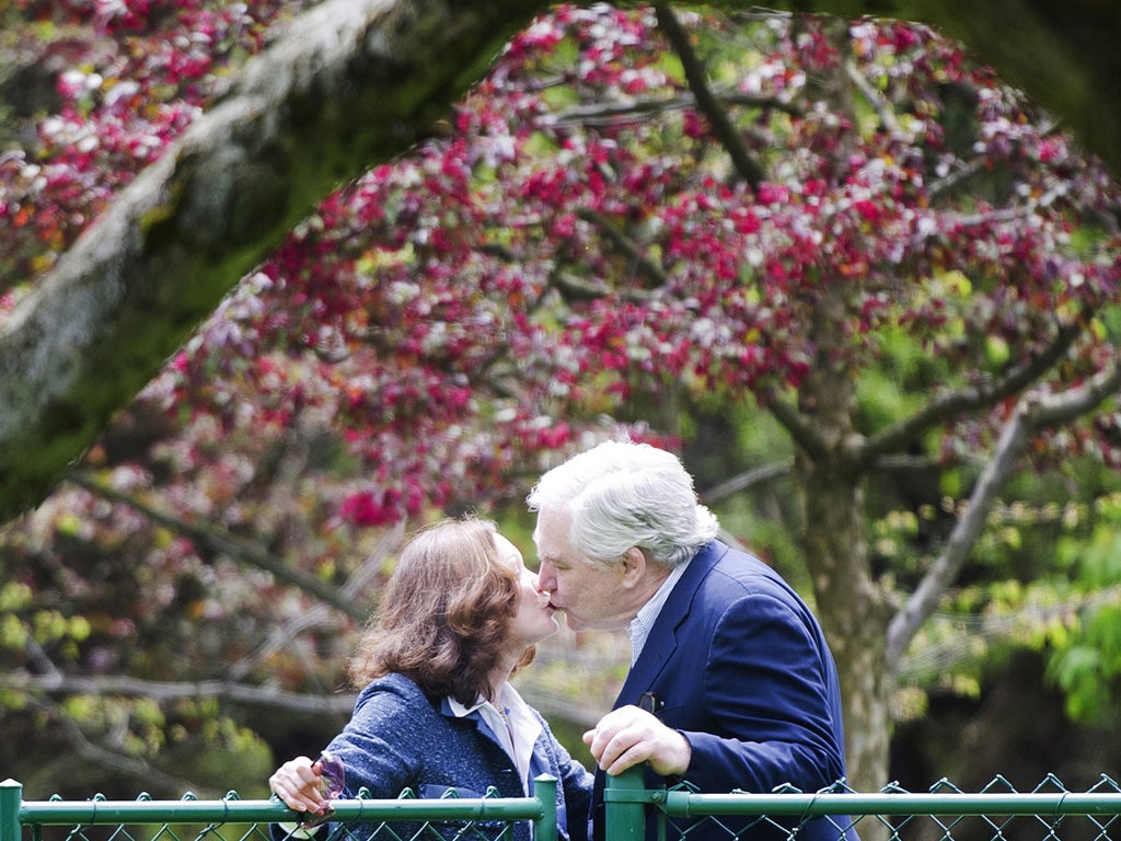 Conrad Black kissing his wife, he was convicted of fraud and obstruction of justice in 2007