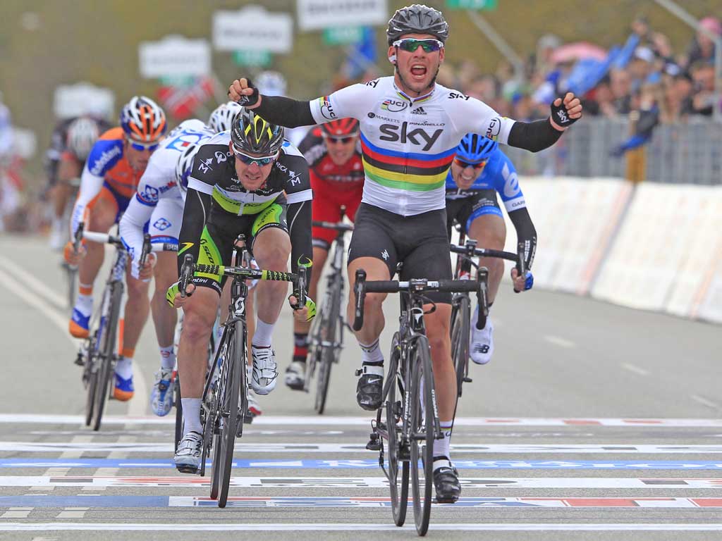 Mark Cavendish lifts his arms in triumph after yesterday’s stage win