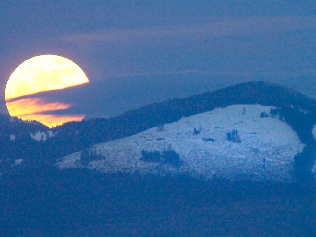 The supermoon behind Cultus Mountain in Washington