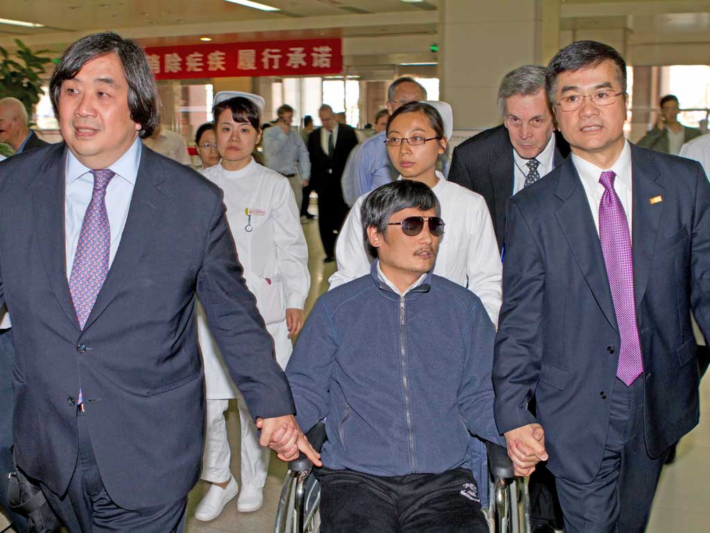Chen Guangcheng with US officials at a hospital in Beijing