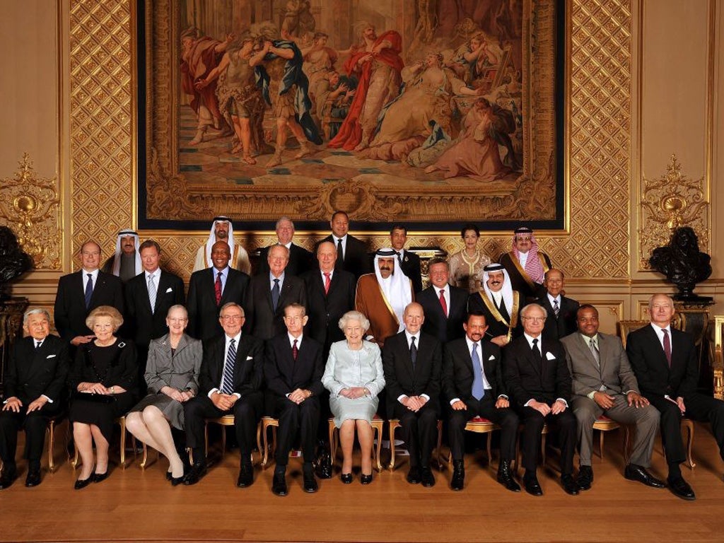 Front row, from left: the Emperor of Japan, the Queen of the
Netherlands, the Queen of Denmark, the King of the Hellenes, the
King of Romania, Queen Elizabeth II , the King of the Bulgarians, the Sultan of Brunei, the King of Sweden, the King of Swaziland and Prince Hans-Adam II of Liechtenstein. Middle row, from left:
the Prince of Monaco, the Grand Duke of Luxembourg, the King of
Lesotho, the King of the Belgians, the King of Norway, the Emir of
Qatar, the King of Jordan, the King of Bahrain and the Yang
di-Pertuan Agong of Malaysia. Top row, from left: Nasser Mohamed Al-Jaber Al-Sabah of Kuwait, the Crown Prince of Abu Dhabi, the Crown Prince of Yugoslavia, the King of Tonga, the Crown Prince of Thailand, Princess Lalla Meryem of Morocco and Prince Mohammed bin Nawaf bin Abdulaziz Al Saud of Saudi Arabia