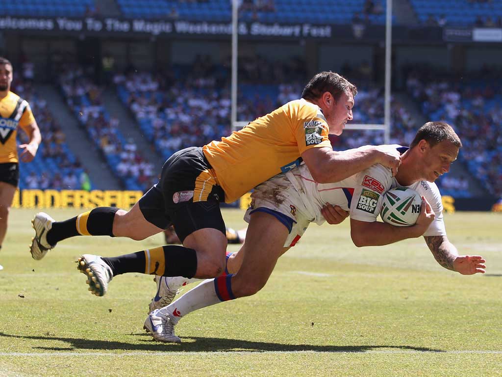 Taking a dive: Tim Smith scores Wakefield's winning try against Castleford