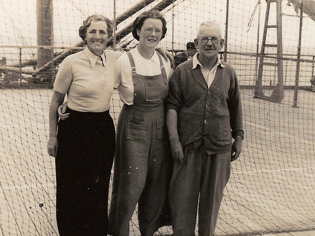 Clayton between her parents, Lady Annie and Sir Hugh Clayton, aboard the RMS 'Strathmore' in October 1939