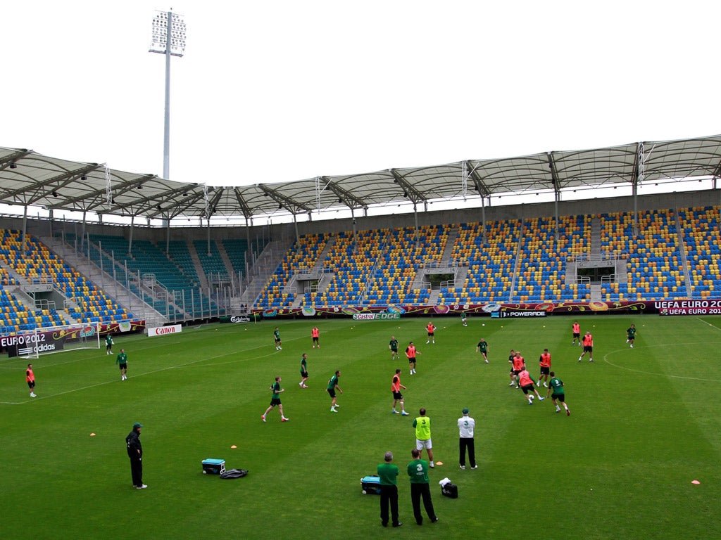 The Irish get back to work after their controversial day off with an
open training session at Gdynia’s stadium in Poland yesterday