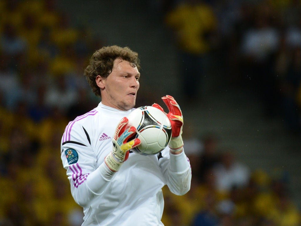 <b> UKRAINE</b><br/>
 
<b>Andriy Pyatov: </b> Looked uncomfortable at times but made a couple of decent punches and couldn’t do a lot about Ibrahimovic’s goal. 6/10