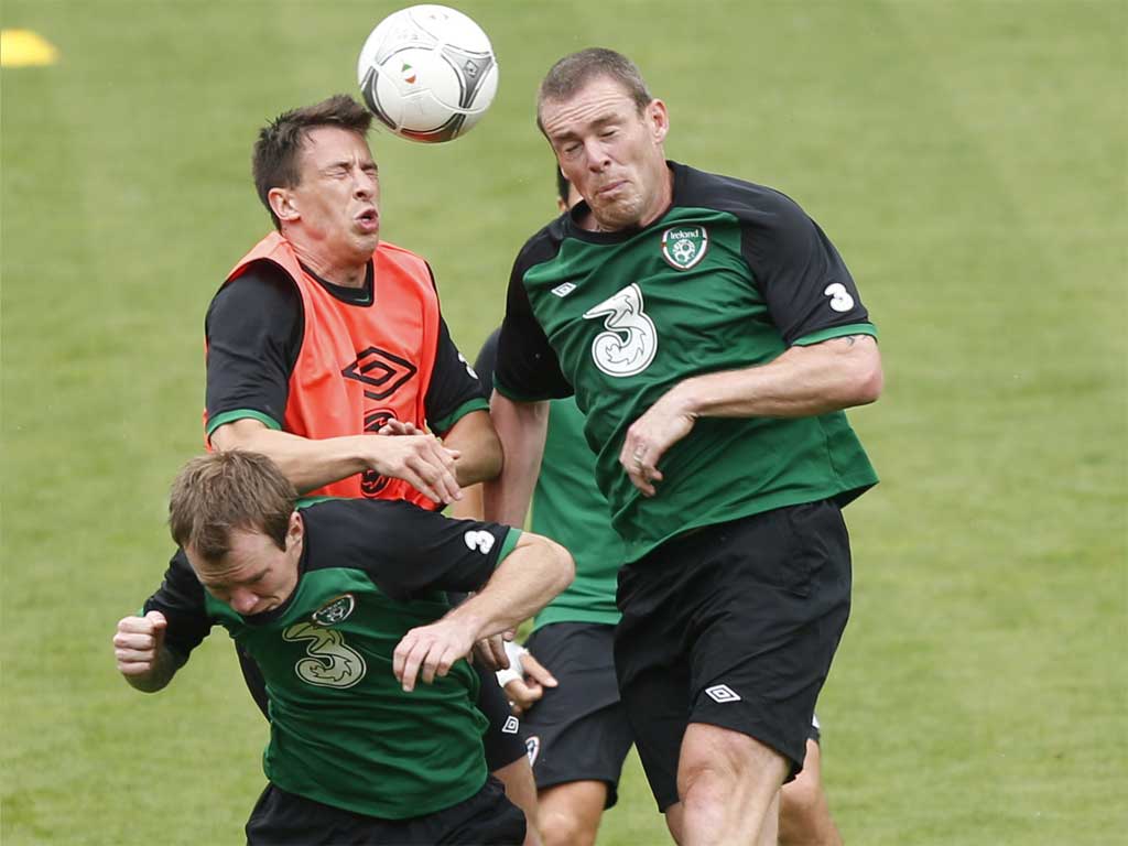 Simon Cox and Richard Dunne go head to head during training