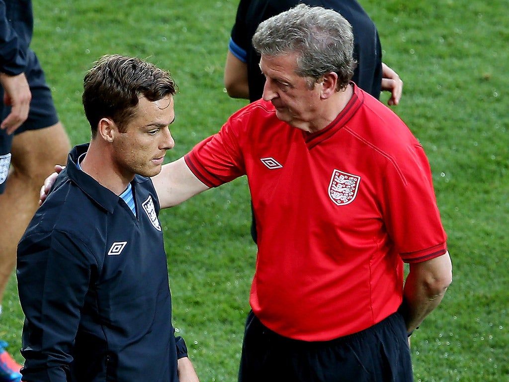 Roy Hodgson speaks to Scott Parker during training in Kiev