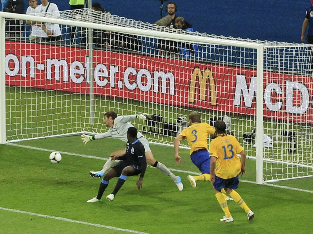<b>England can thrill</b>
Roy Hodgon's 4-4-2 can be entertaining. Of course, that is dependent on the defence not doing its job correctly, leading to a character-filled comeback. But, in truth, the Sweden match was by far England's most fascinating tournament game in eight years.