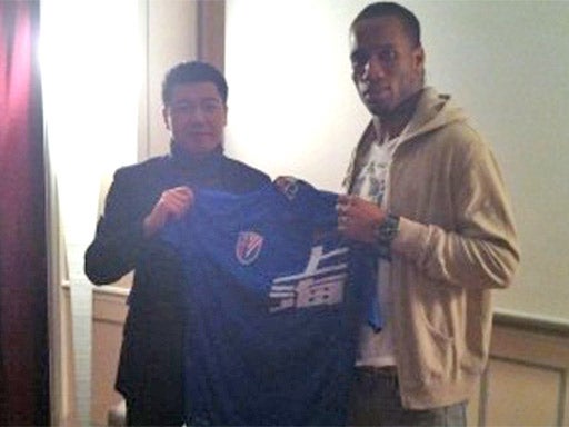 Drogba with Shanghai owner Zhu Jun yesterday