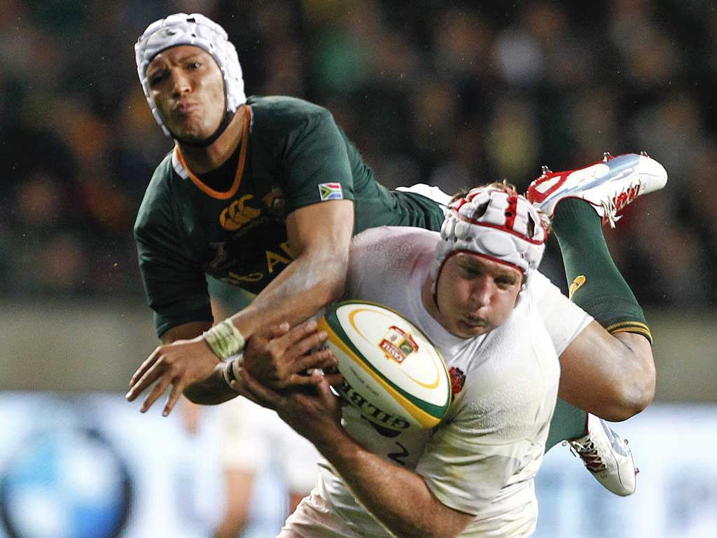 Power Play: Thomas
Waldrom shrugs
off Springbok Gio
Aplon's challenge
in Port Elizabeth
yesterday