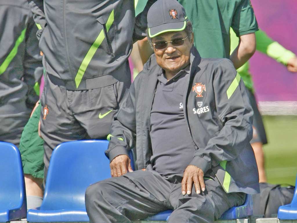 Eusebio watches a Portugal training session at Euro 2012