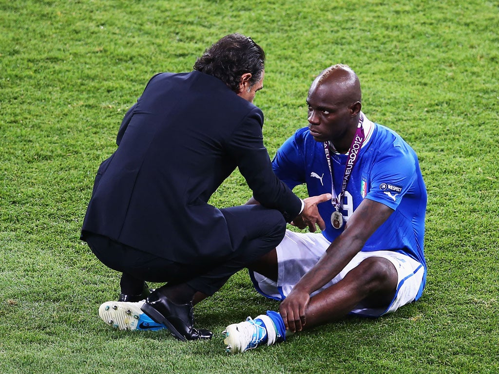 Prandelli consoles Balotelli