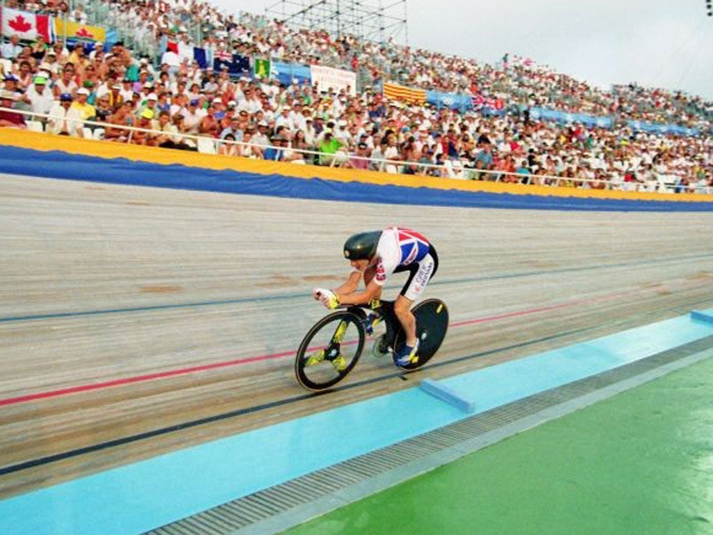 Chris Boardman in pursuit of gold on his Lotus Superbike in 1992