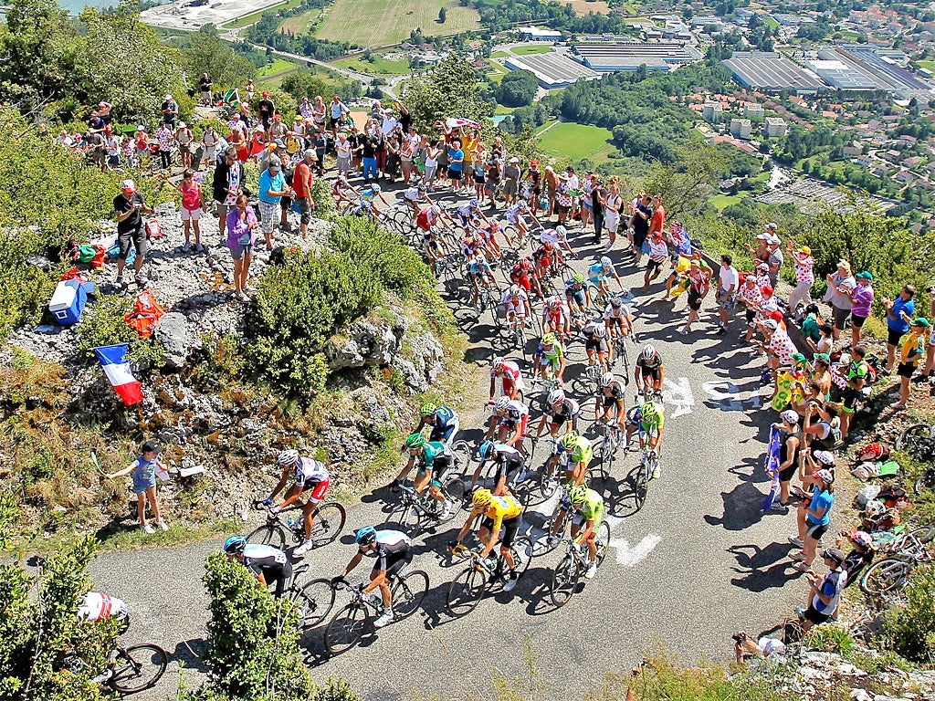 The peloton snake up the Colombier